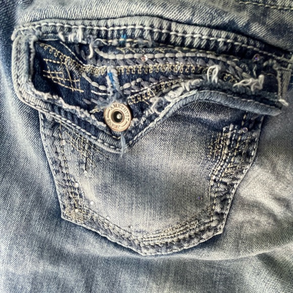 Amethyst capris Jeans ~ Size 14, distressed, rolled leg hem - Picture 12 of 14